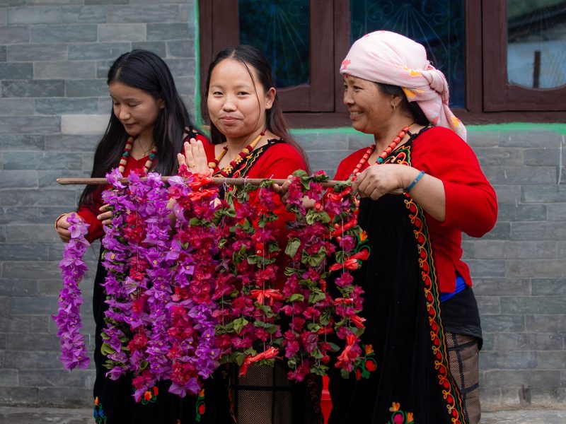 Einheimische Frauen mit Blumenkränzen auf einem Markt in Nepal