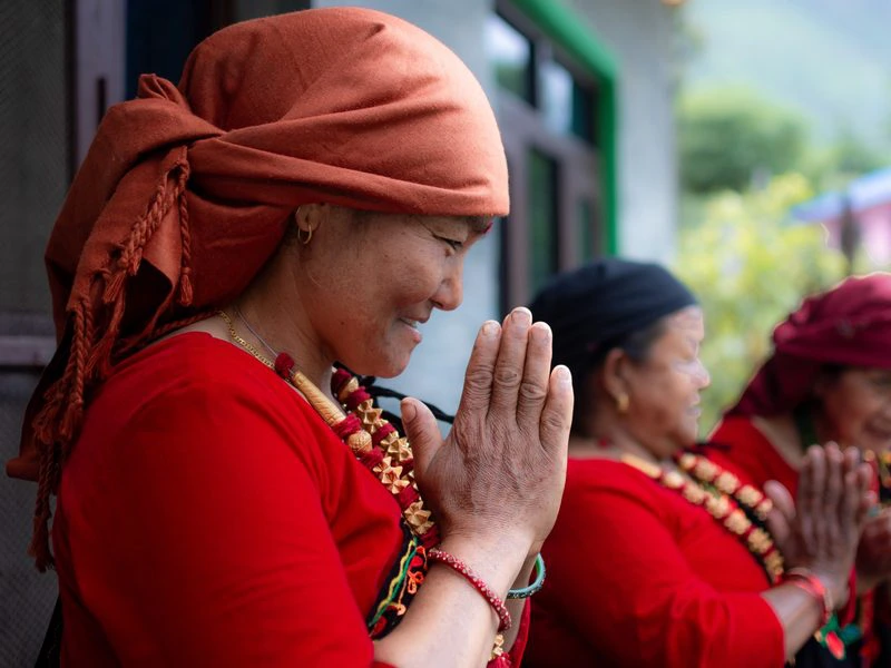 Einheimische begrüßen Touristen im Homestay in Nepal
