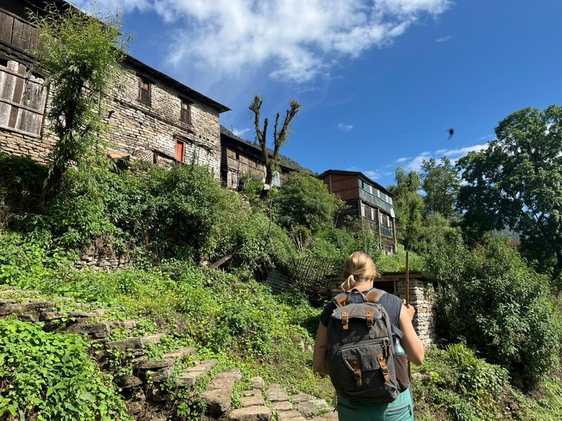 Tourist beim Trekking in Narchyang in Nepal