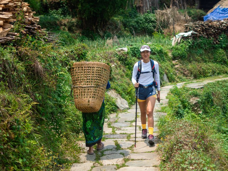 Tourist beim Trekking in Nepal