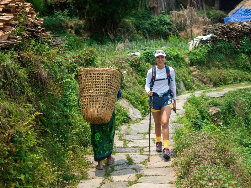 Tourist beim Trekking in Nepal