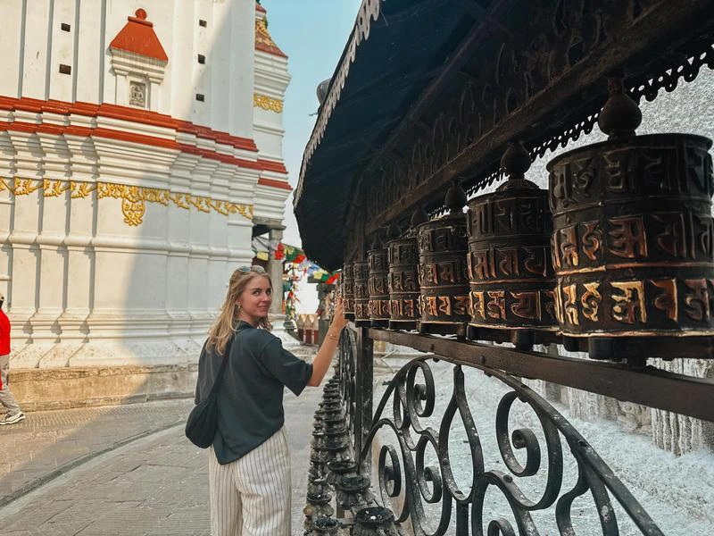 Touristin an GebetsmĂĽhlen in Kathmandu