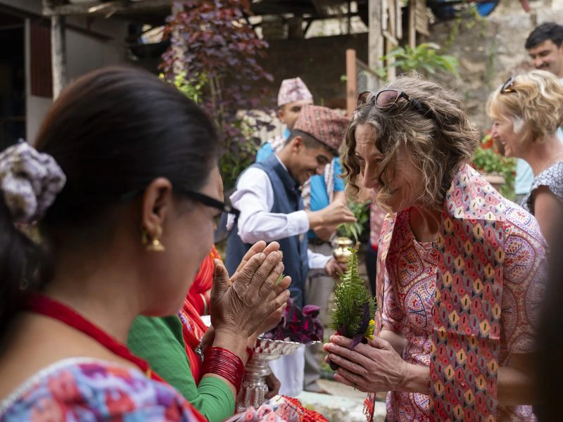 Einheimische Dorfbewohner begrüßen Touristen in Nepal
