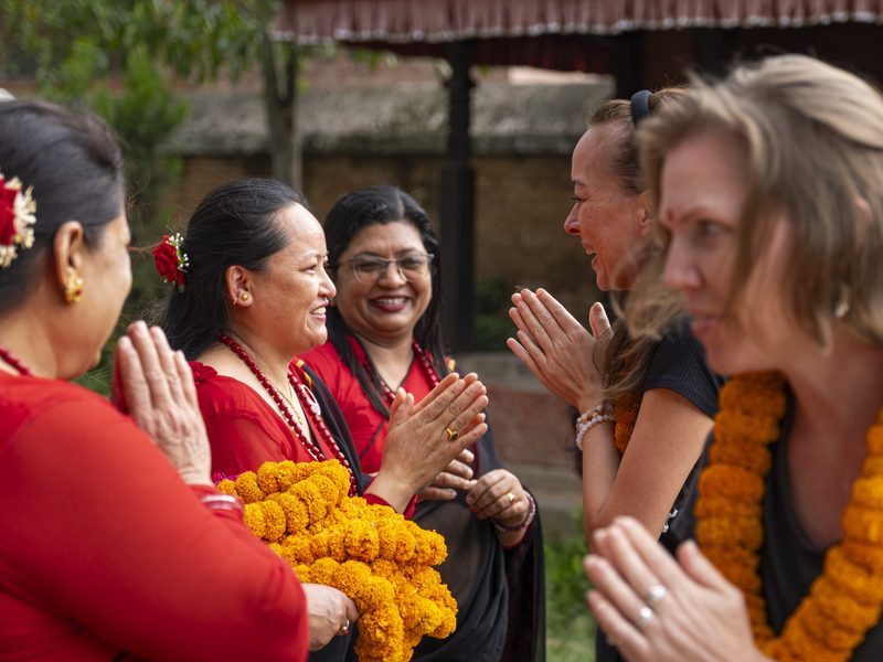 Einheimische Dorfbewohner begrüßen Touristen in Nepal
