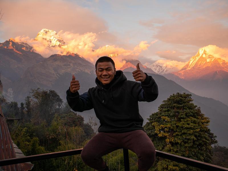 Einheimischer Guide beim Sonnenaufgang am Poon Hill in Nepal