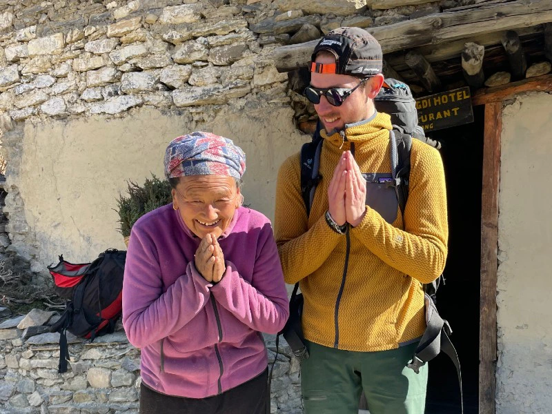 Einheimische Frau mit Tourist in Nepal