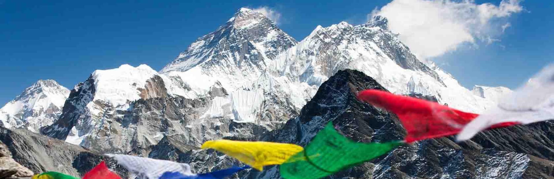 Gebetsflaggen vor der Kulisse des Mount Everest in Nepal