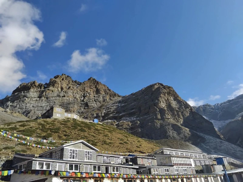 Hotel vor dem Annapurna Gebirge