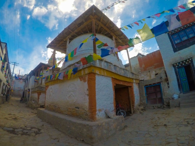 Eine Chorte und Gebetsflaggen in Jomsom in Nepal