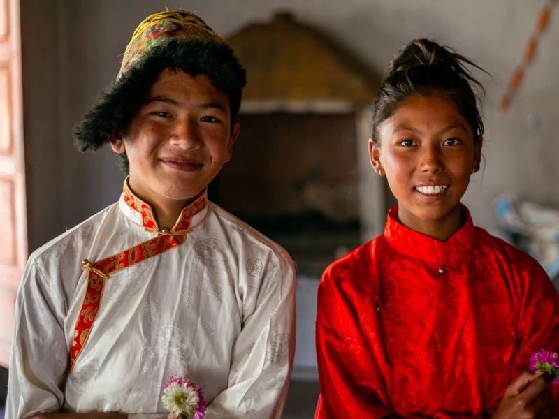 Einheimisches Mädchen und Junge in Nepal