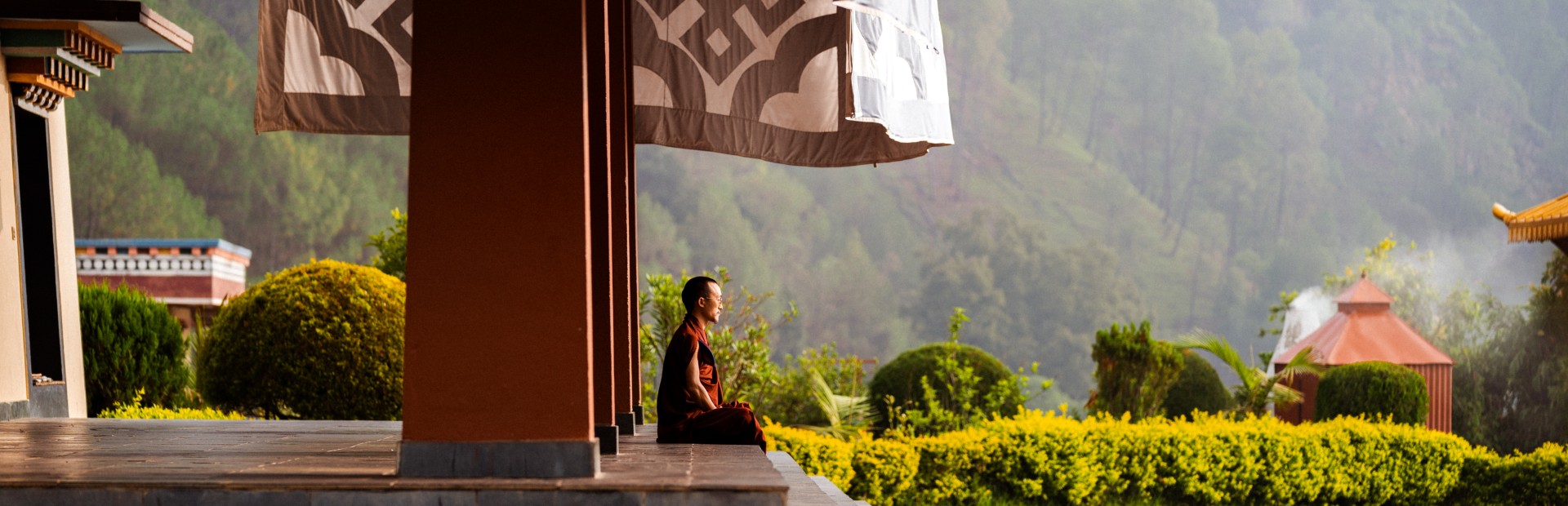 Mönch im Neydo Kloster im Kathmandutal in Nepal
