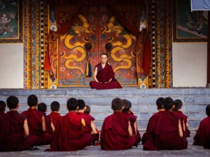 Mönche im Neydo Kloster im Kathmandutal in Nepal