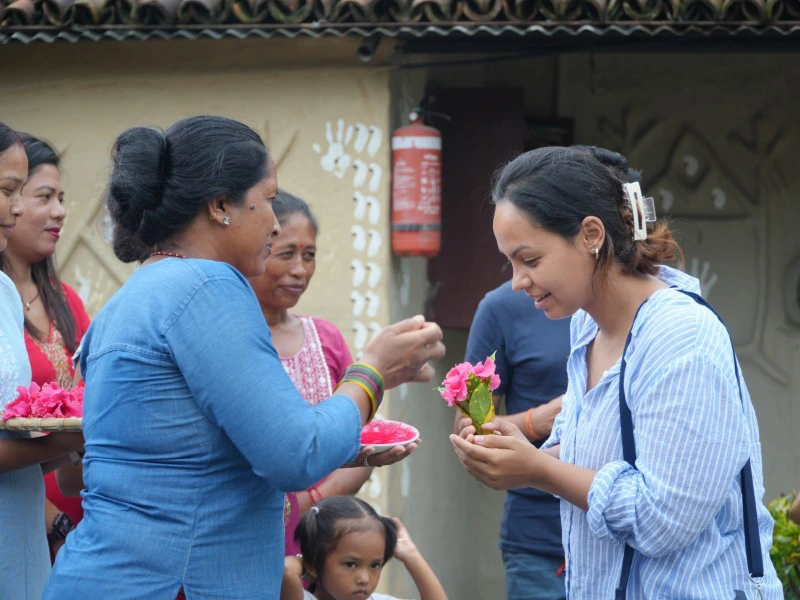 Einheimische Dorfbewohner begrüßen Touristen in Nepal