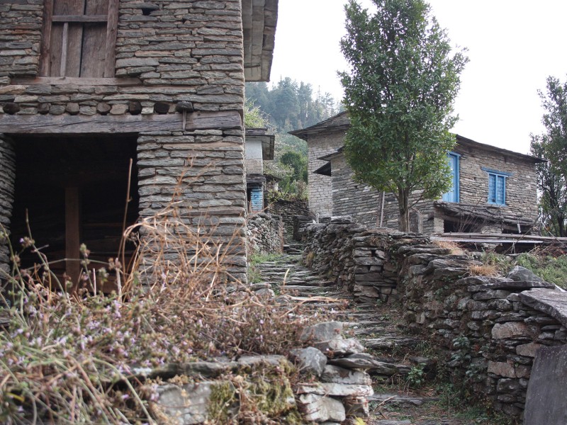 Kleines Dorf Bas Kharka in Nepal