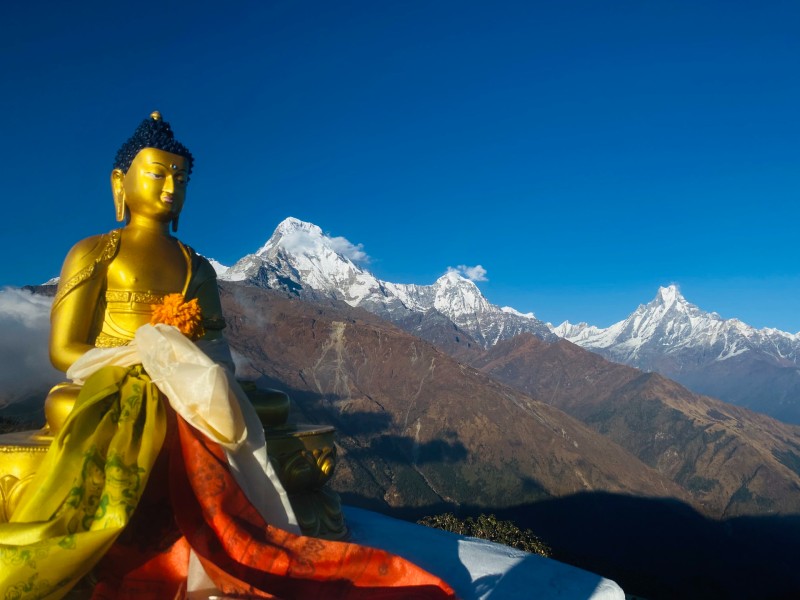 Goldener Buddha vor dem Mulde Peak im Annapurna Gebirge in Nepal