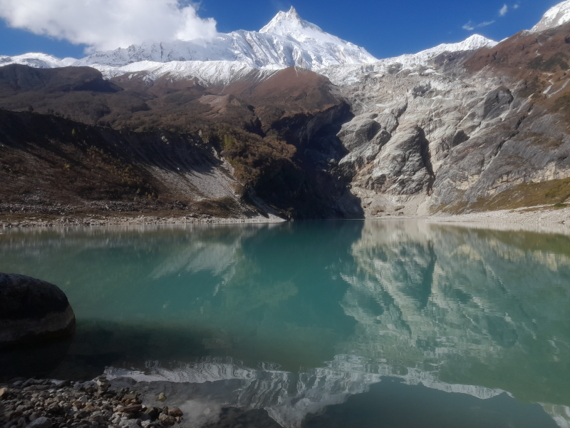 Berge spiegeln sich im Birendra See in Nepal