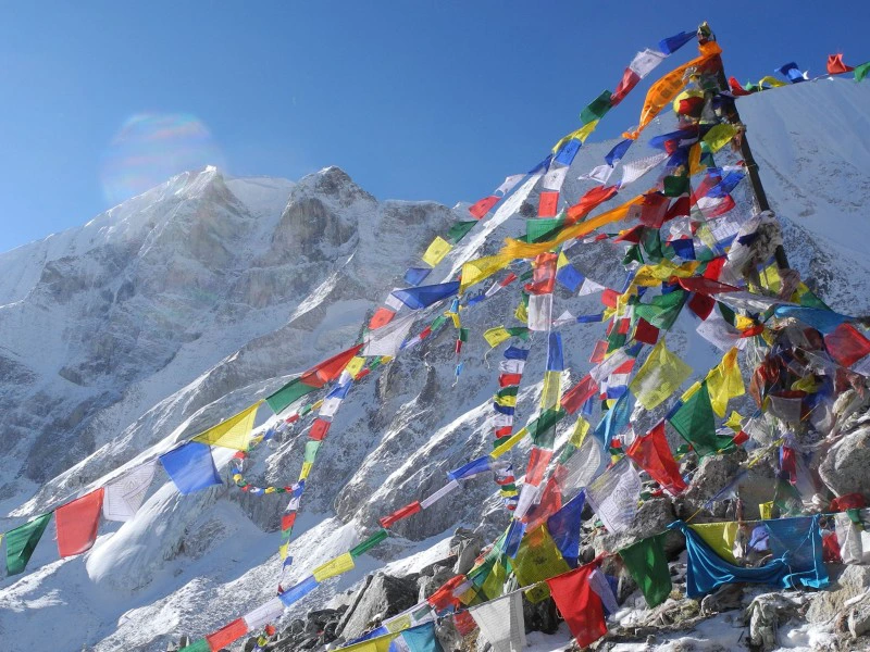 Gebetsflaggen auf dem Larkya La Pass in Nepal