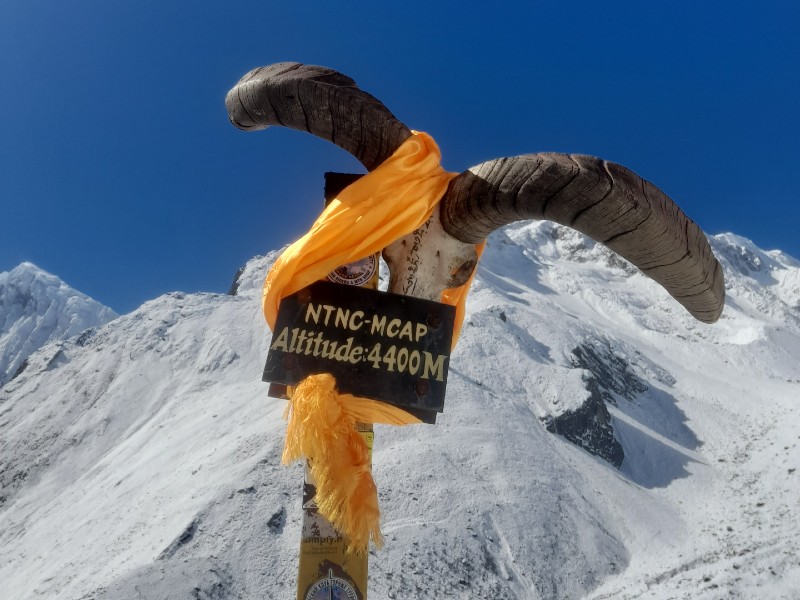 Höhenschild am Manaslu Circuit Trek in Nepal