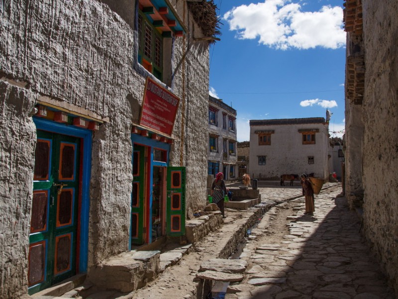 Bunte Türen an den Häusern in Lo Manthang in Nepal