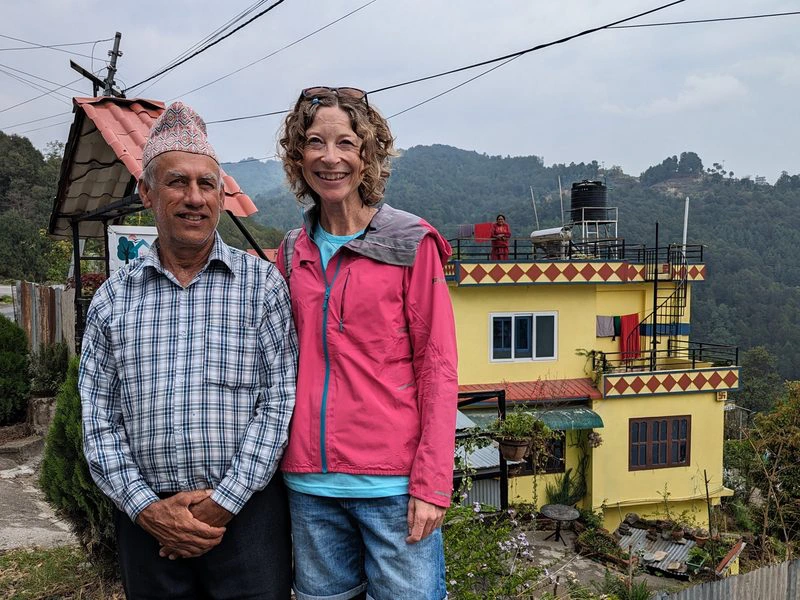 Touristin mit Dorfbewohner beim Homestay in Nepal