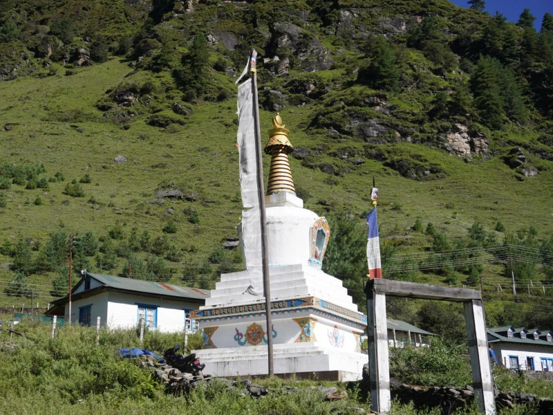 Buddhistische Stupa beim Pikey Peak Trek in Nepal