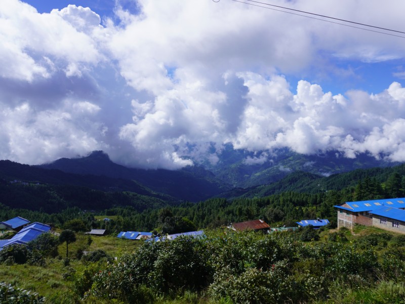 Blick auf die Landschaft und ein Dorf in Nepal