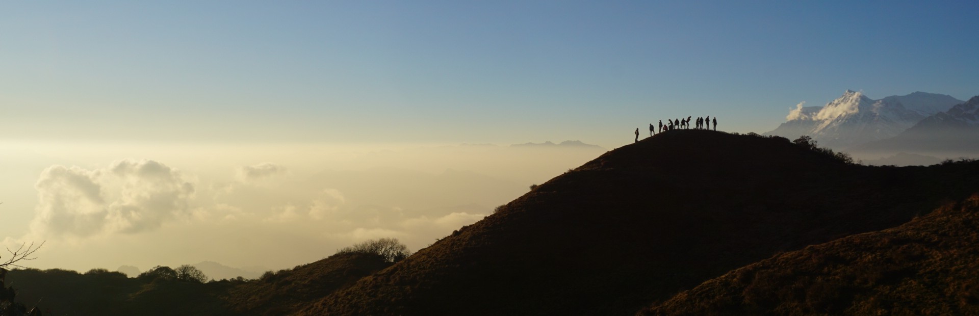 Silhouette einer Trekking Gruppe auf einem Berg in Nepal
