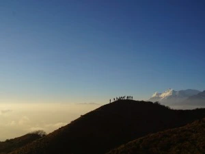 Silhouette einer Trekking Gruppe auf einem Berg in Nepal