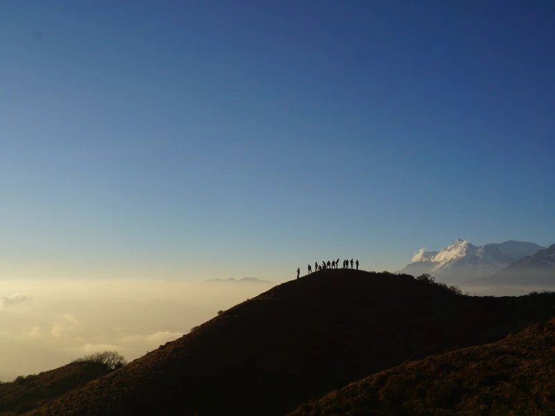 Silhouette einer Trekking Gruppe auf einem Berg in Nepal