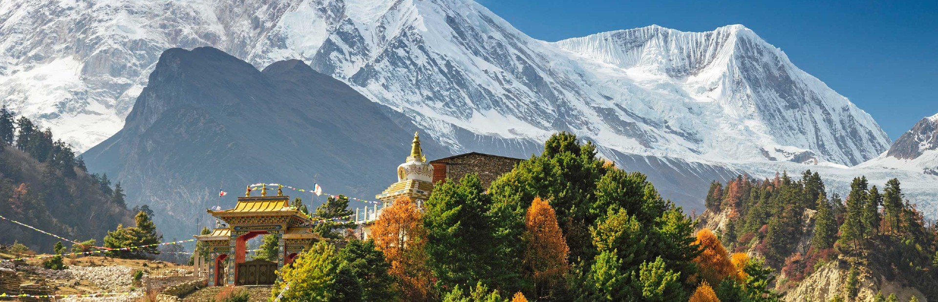 Kleiner Tempel vor einer massiven Bergwand in Nepal