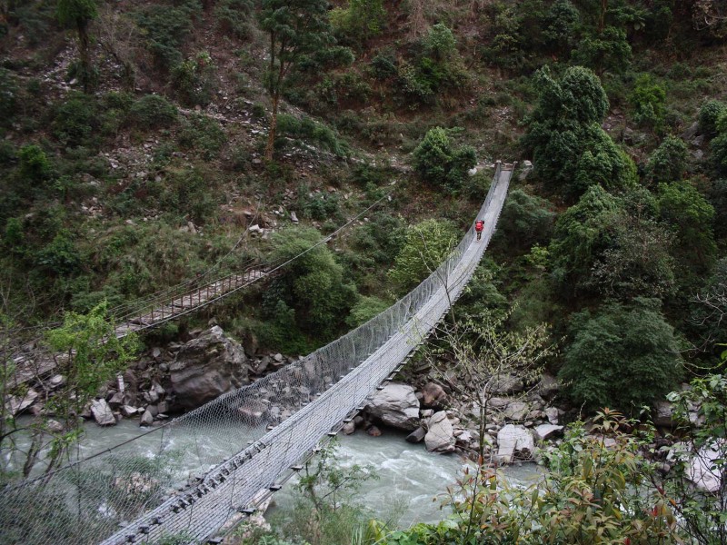 Lange Hängebrücke in Tatopani, Nepal