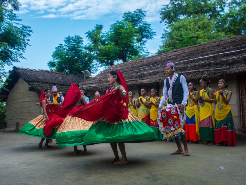 Einheimische führen einen traditionellen Tanz auf, Nepal