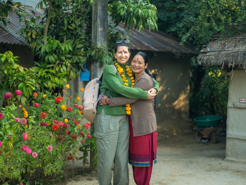 Tourist mit einheimischer Frau im Community Homestay in Nepal