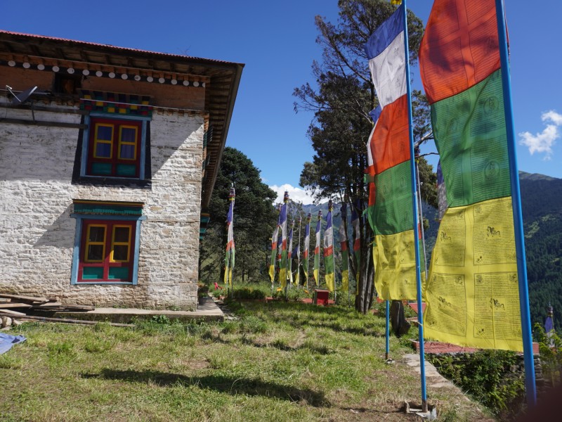 Kleines Dorf mit Gebetsflaggen bei Pikey Peak Trek in Nepal