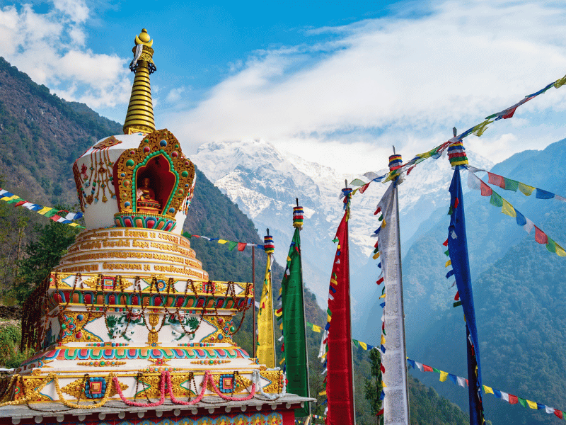 Stupa in Chhomrong im Annapurna Gebirge in Nepal