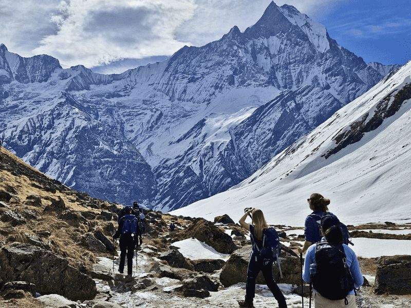 Wanderer auf dem Annapurna Sanctuary Trek in Nepal