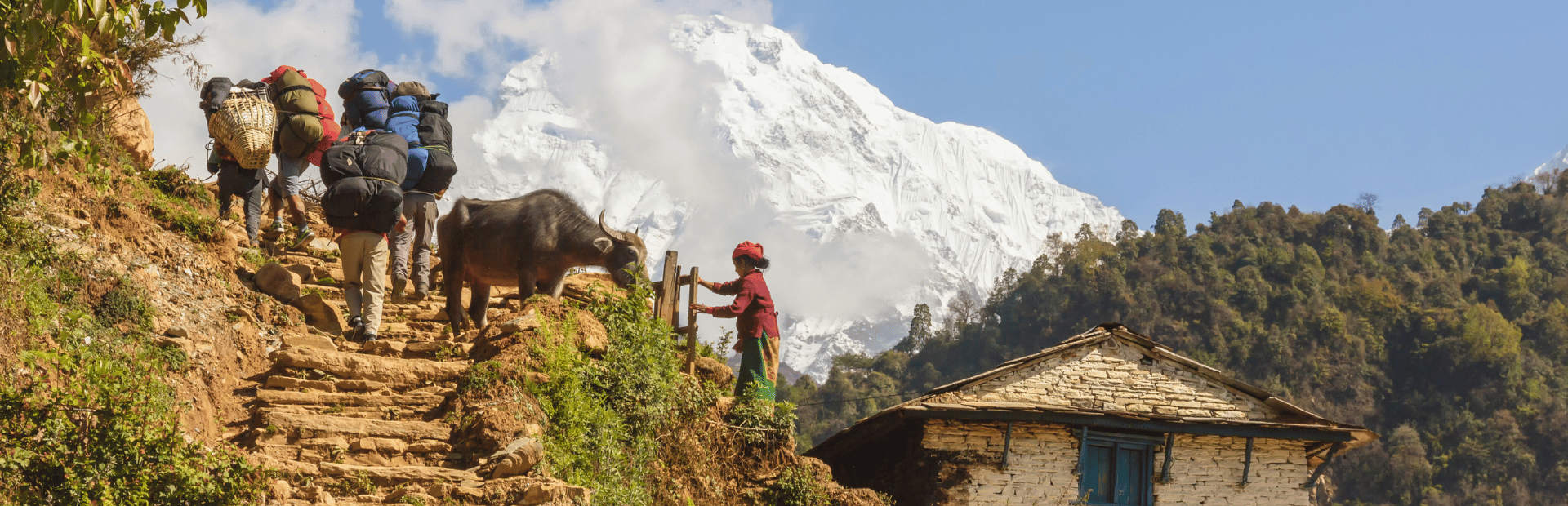Touristen beim Wandern durch ein lokales Dorf im Annapurna in Nepal