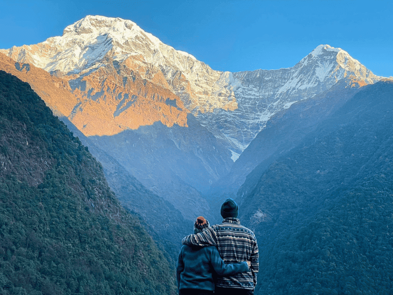Paar blickt auf massive Berge beim Trekking im Annapurna in Nepal