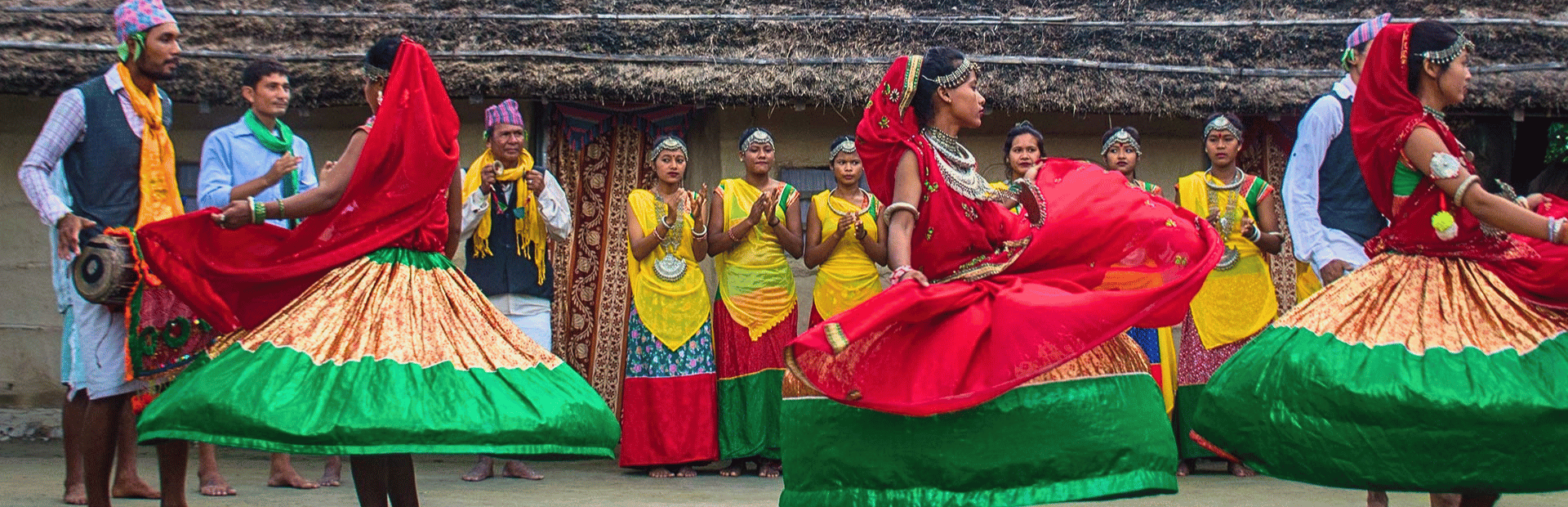 Einheimische in traditioneller Kleidung führen einen traditionellen Tanz auf, Nepal