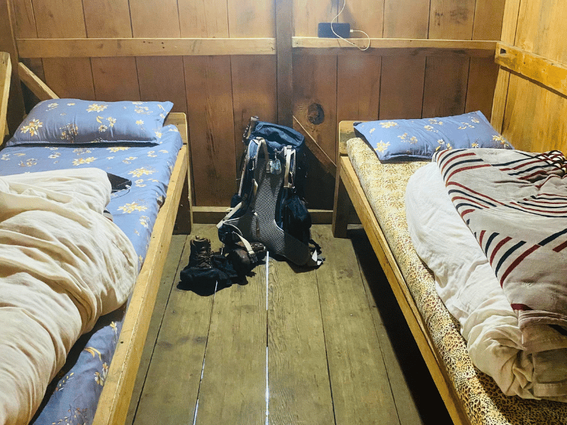 Einfaches Zimmer beim Trekking in Nepal