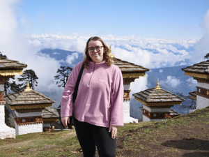 Touristin am Dochula Pass mit Wolken in Bhutan