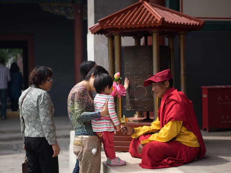 Touristen mit einem Mönch im Kloster in Tibet, China