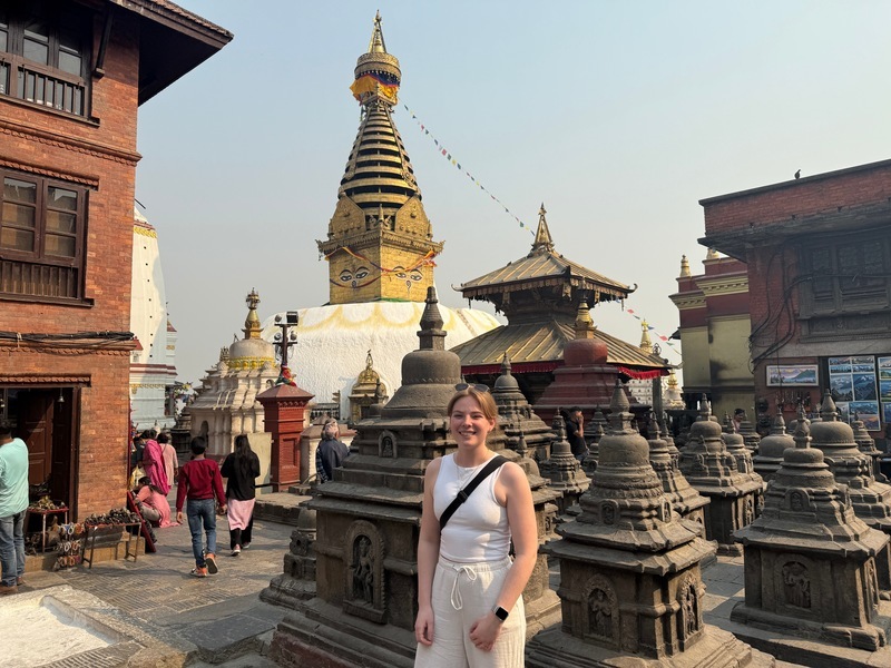 Touristin an der Swayambunath in Kathmandu