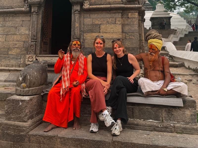 Touristinnen mit Einheimischen in Kathmandu, Nepal