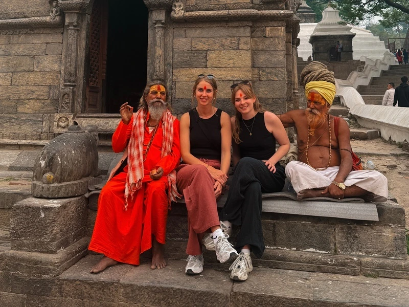Touristinnen mit Einheimischen in Kathmandu, Nepal
