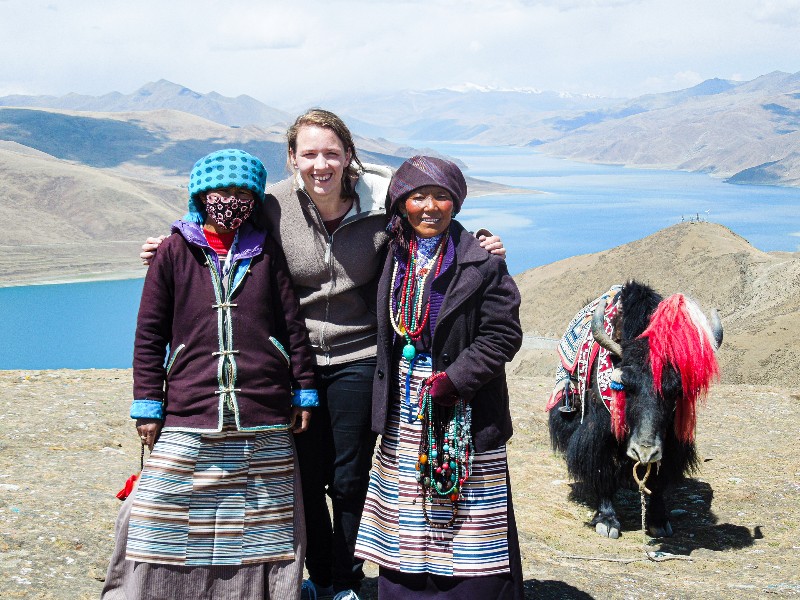 Frau mit zwei Einheimischen in Tibet, China