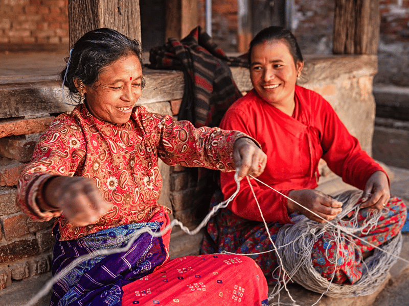 Zwei nepalesische Frauen beim Wolle spinnen in Bhaktapur