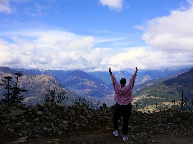 Tourist blickt in das Phobjikha Tal