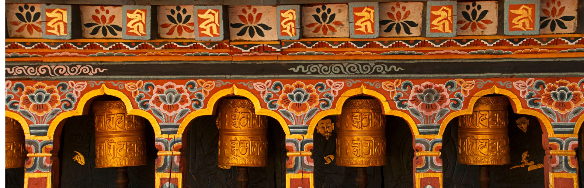 Goldene Gebetsmühlen in Bhutan