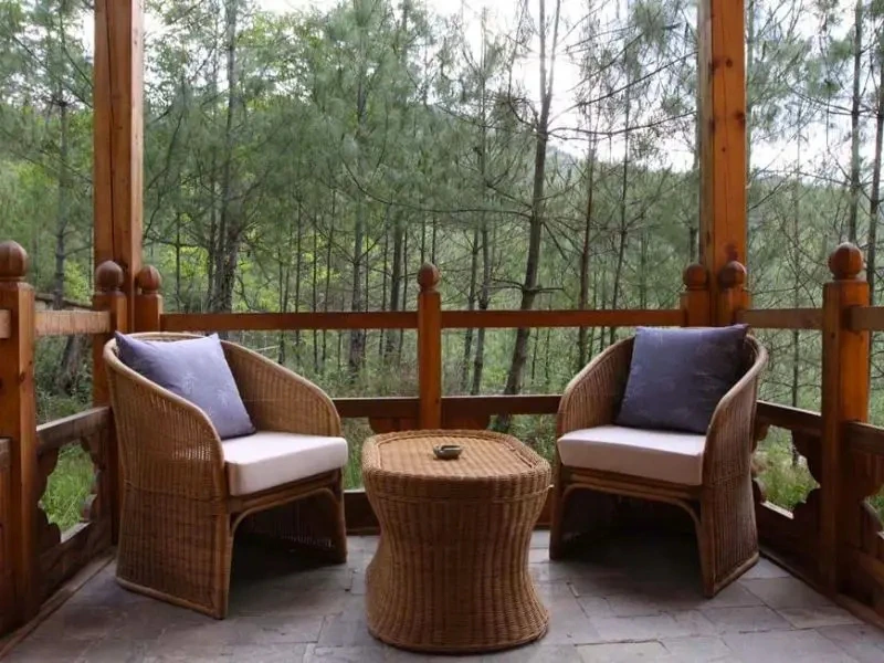 Terrasse im komfortablen Hotel in Paro, Bhutan